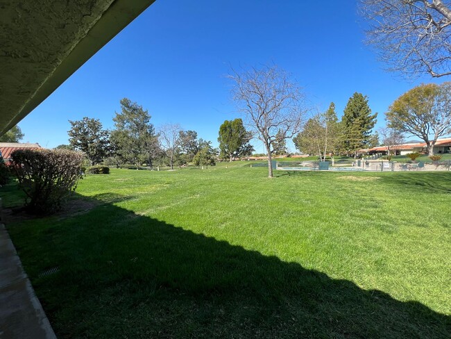 Building Photo - Gated Redhill Country Club Condo!