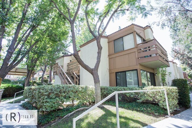 Building Photo - 2-Bed Upstairs Unit with Amenities