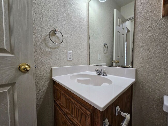 Foto del edificio - AVAILABLE NOW!