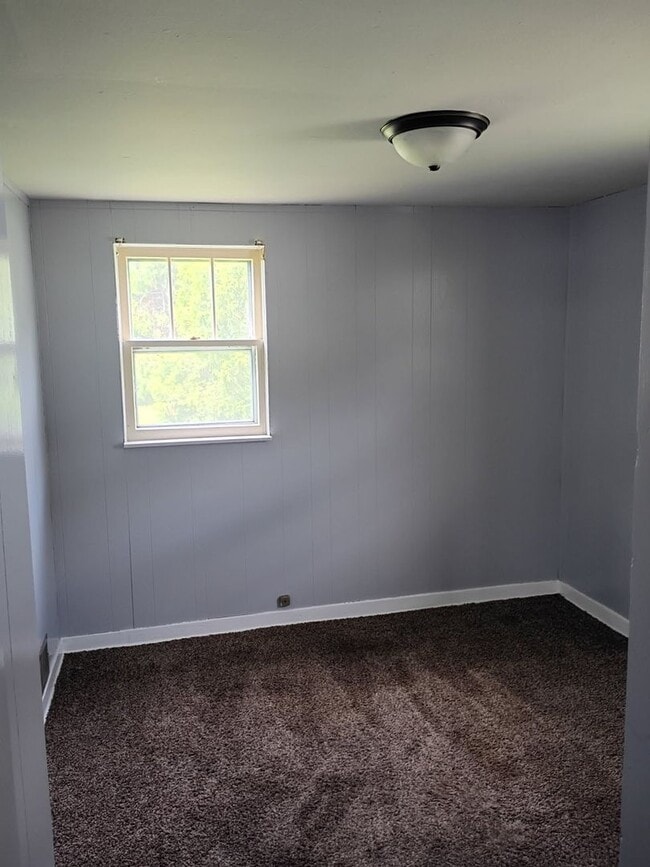 Building Photo - 2 Bedroom Home Available
