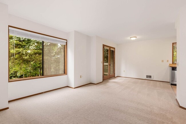 Building Photo - Beautifully Updated 2-Bedroom, 2-Bath Condo Near Downtown Kirkland