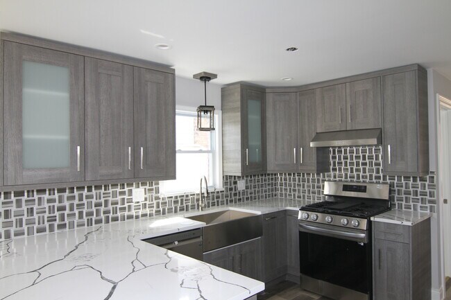 Foto del edificio - 5808 W Addison St