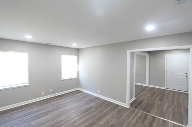 Building Photo - Cute ! Cute! Cute! New on the Market and Newly Renovated!