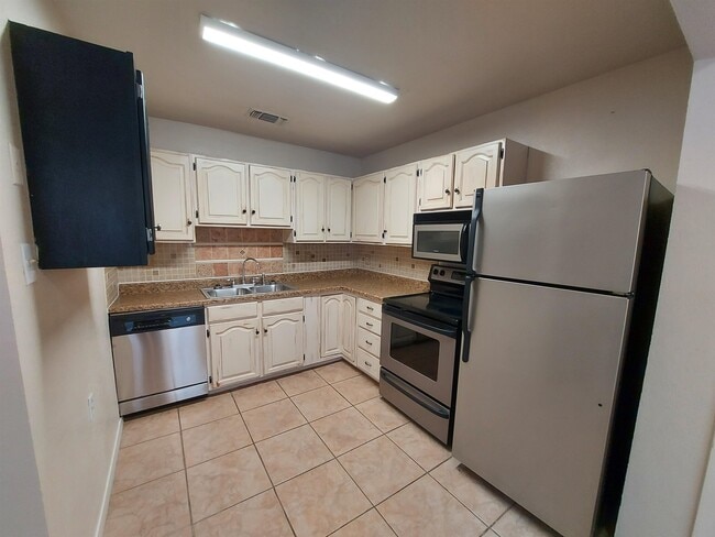 Building Photo - 404 Oakhill Dr