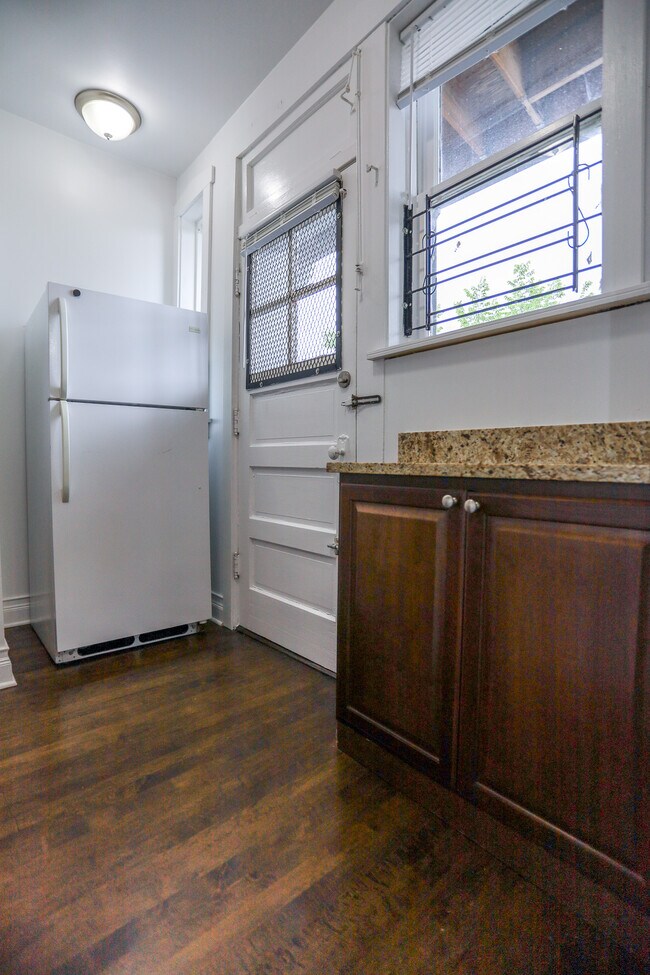 Foto del edificio - 3411 W Balmoral Ave