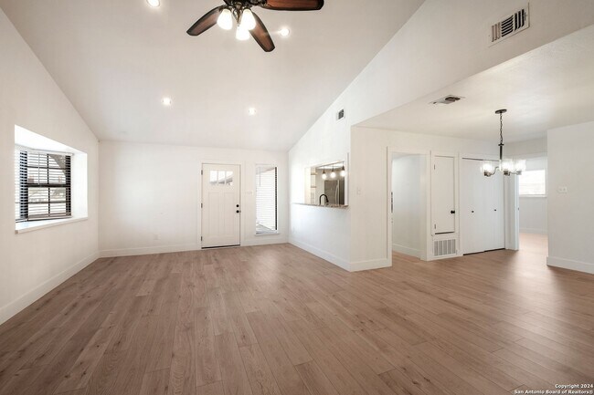 Building Photo - Charming 2/2 in the heart of Boerne!