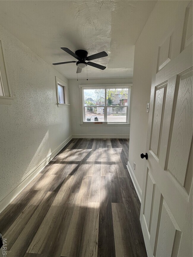 Foto del edificio - 6037 W Florissant Ave