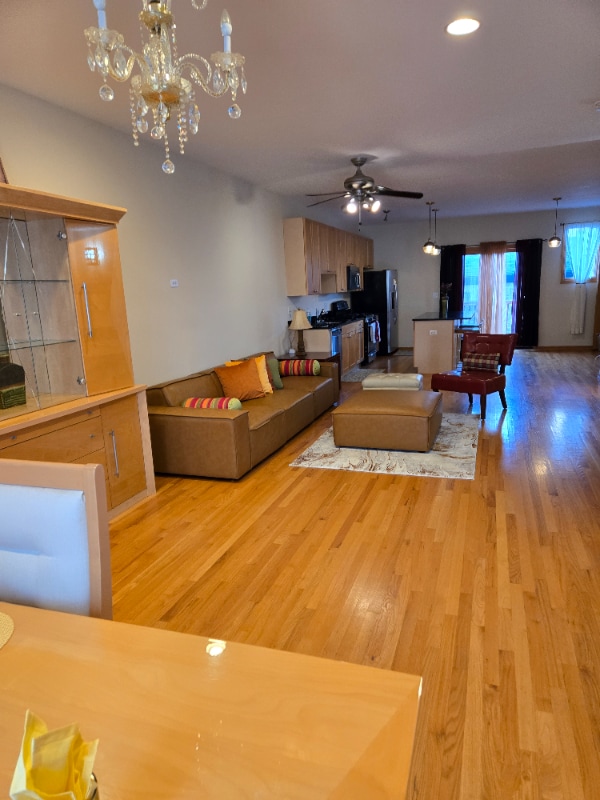 Photo - 468 E 42nd St (Chicago, IL)