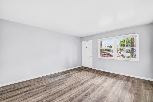 Building Photo - 445 W 15th St