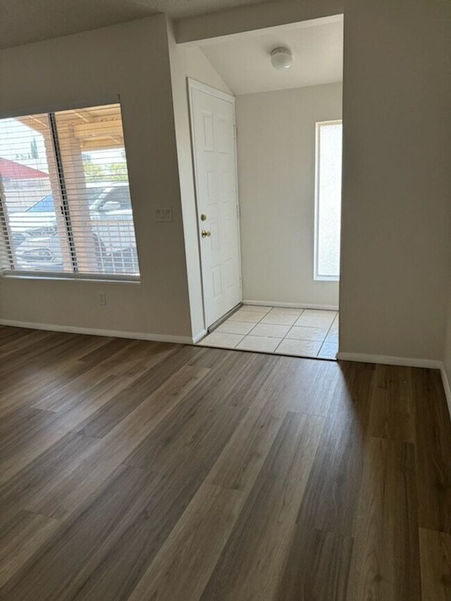 Building Photo - Awesome 2 bdrm house on corner lot in N Phx!