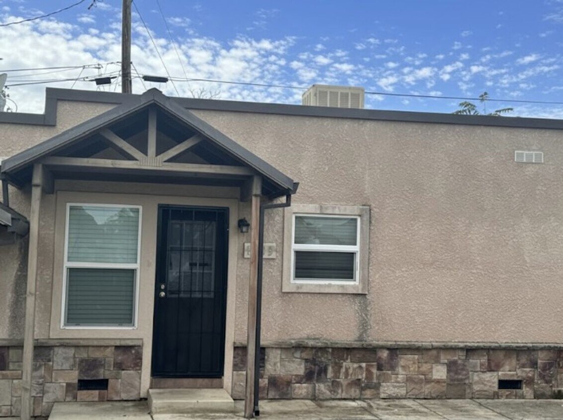 Foto principal - Downtown Downstairs Income Restricted Unit