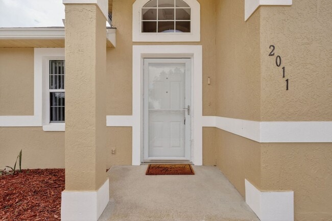 Building Photo - Available Now! Move-In Ready 3BR Home with Florida Room & Shed