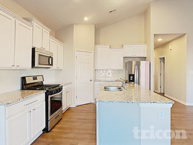 Building Photo - 6646 Laurelwood Dr