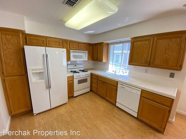 Building Photo - 3 br, 2.5 bath House - 416 East "E" Street