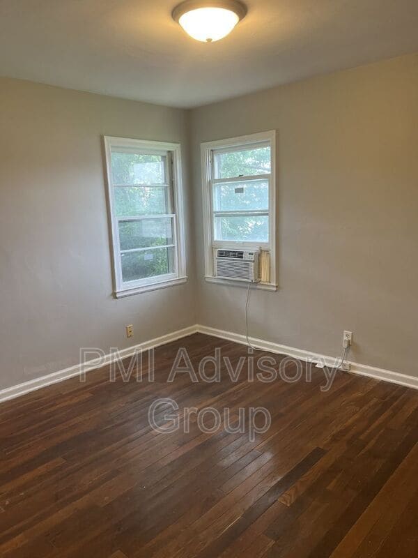 Building Photo - 2040 SW Medford Ave