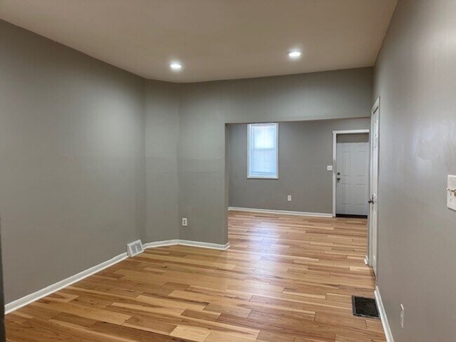 Building Photo - Introducing a cozy updated 3-bedroom, 1-ba...