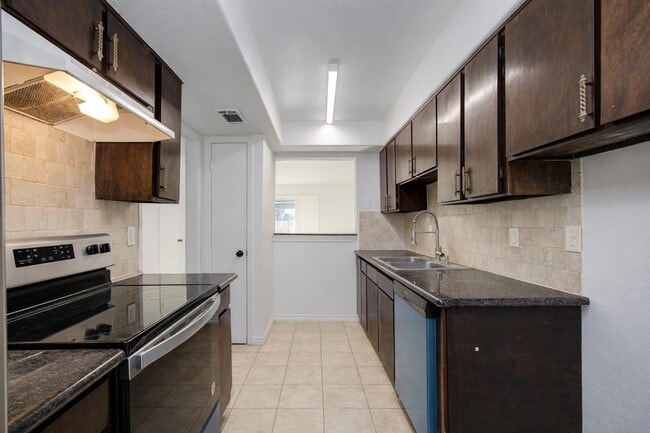 Foto del edificio - 7902 Grove Ridge Dr