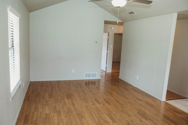 Foto del edificio - 505 W Bluebonnet Dr