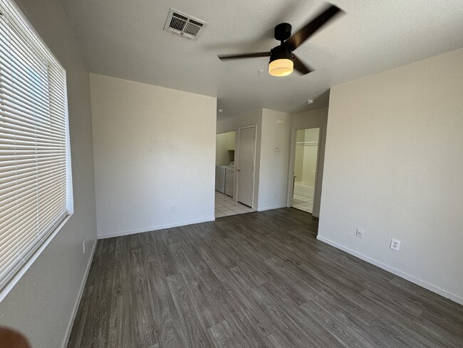 Building Photo - Move-in Ready 2-Bed, 2-Bath Townhouse in D...