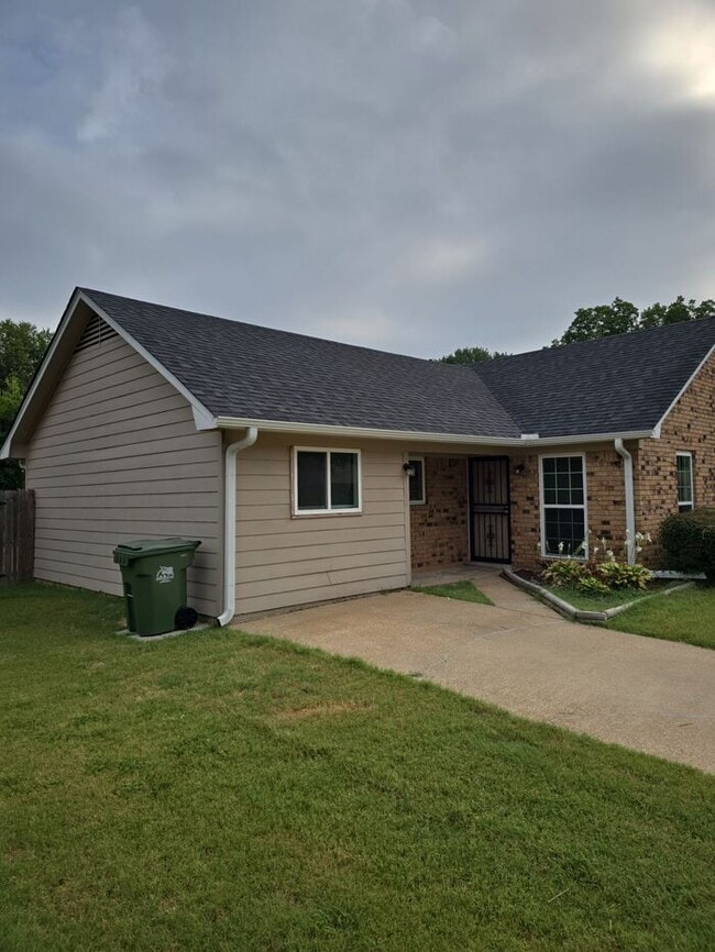 Building Photo - 5008 Clear Creek Dr