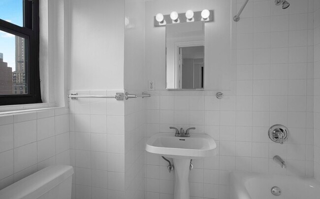 Building Photo - 250 W 72nd St
