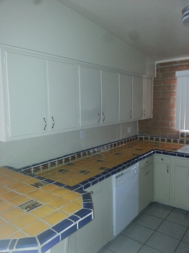 Building Photo - 4 Plex - 2 Bedroom Unit for Rent