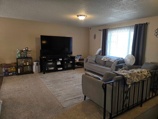 Foto del edificio - Spacious 5-Bedroom Bi-Level Home Near F.E. Warren AFB!