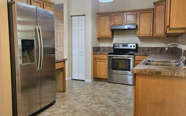 Building Photo - 885 SW Jaguar Dr