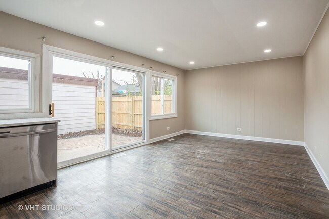 Building Photo - 5500 Carmel Dr