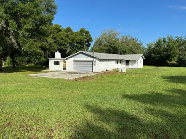 Building Photo - Beautiful Country Setting