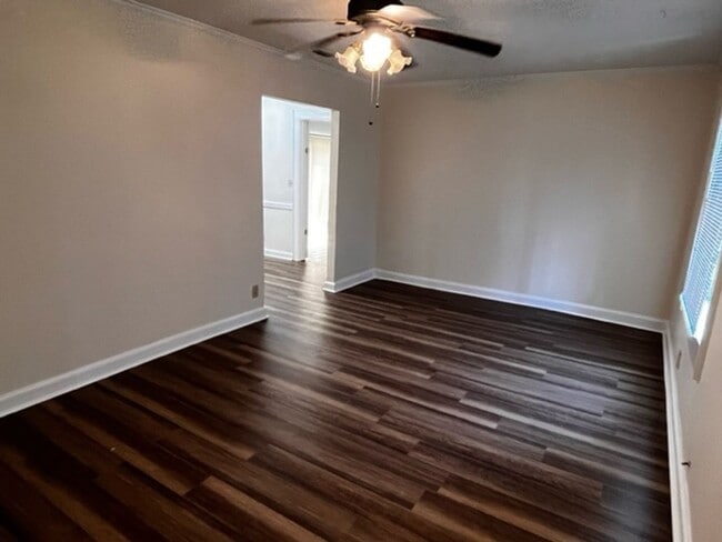 Building Photo - Check Out This 3 Bedroom/1 Bath House!