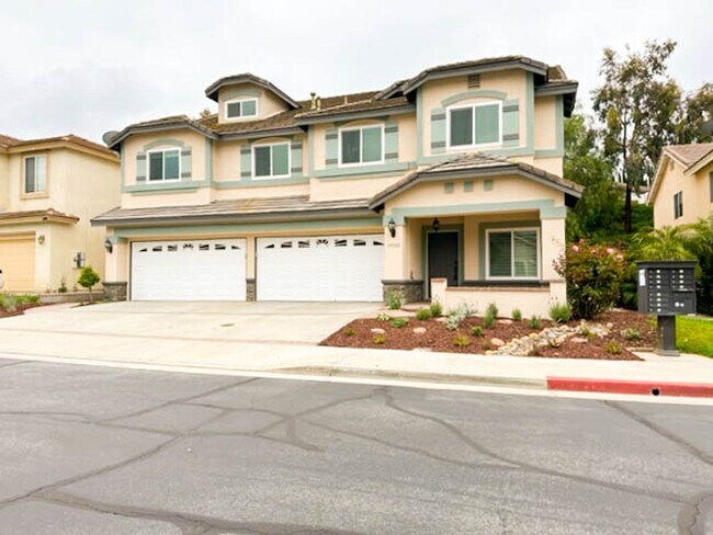 Foto del edificio - **STUNNING** 8 BEDROOM SOLAR HOME IN GATED...