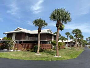 Building Photo - 203 SE Camelot Gardens Blvd