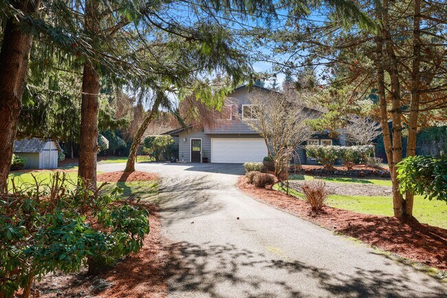 Building Photo - 2900 sq.ft, 4 bedrooms, 3 baths. Has A/C!