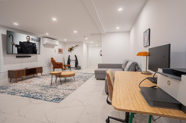 Building Photo - 48 Somers St