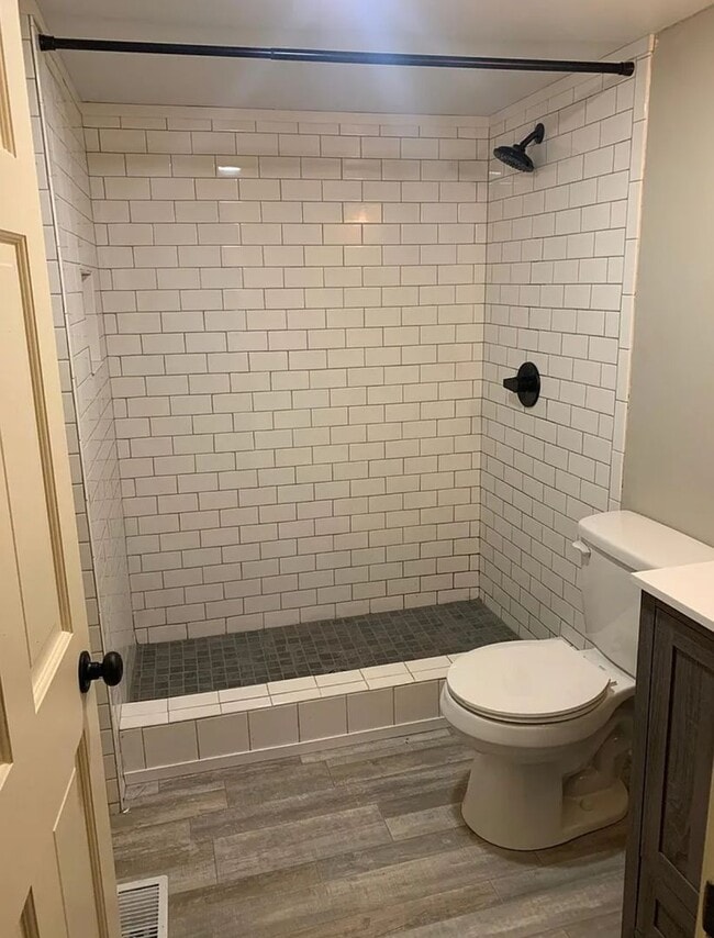 Building Photo - 2 bedrooms, great location!