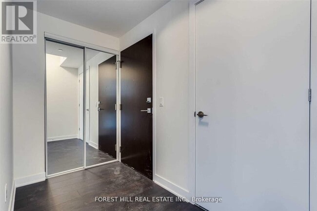 Building Photo - 2221 Yonge St
