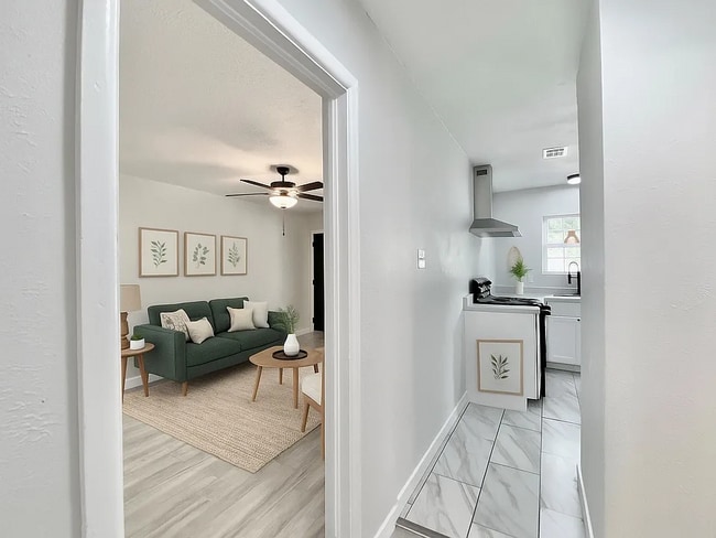 Building Photo - 923 Fernwood Ave