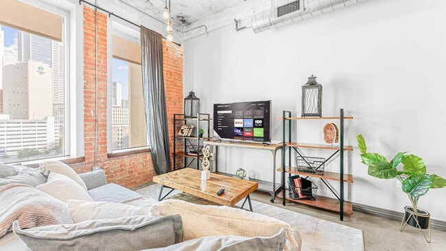 Building Photo - 555 Evergreen St