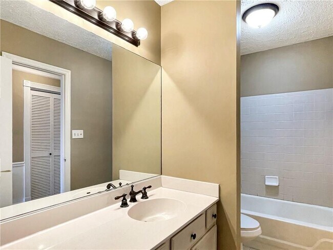 Foto del edificio - 1043 Oaks Pkwy SE