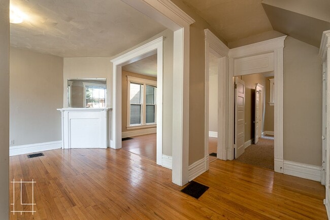 Building Photo - 207 W Hubbard Ave