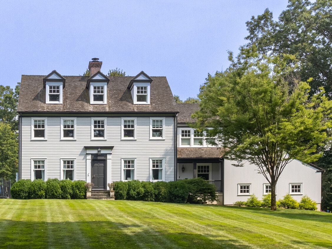 Foto principal - 92 Hillcrest Park Rd