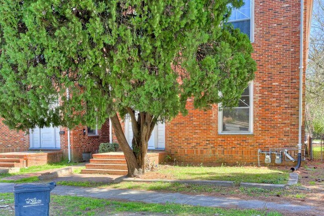 Building Photo - 508 3rd St