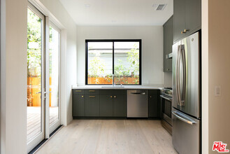 Building Photo - 633 Palms Blvd