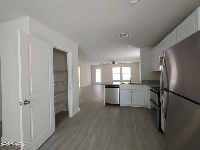 Building Photo - 45196 W Sandhill Rd