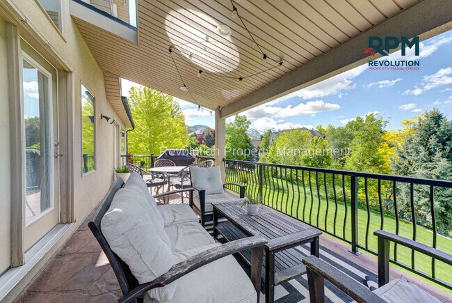 Building Photo - "Spacious Elegance: Stunning 6-Bedroom Ret...