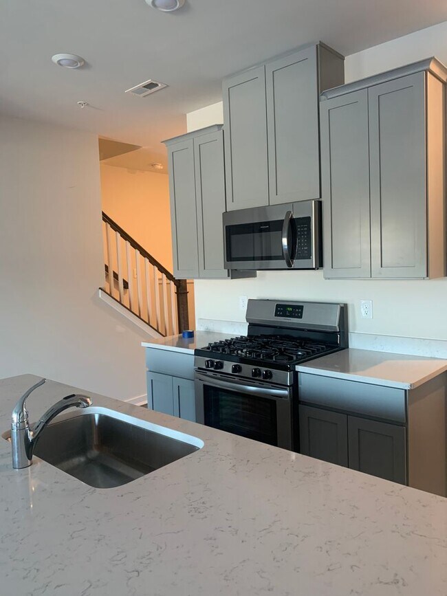 Foto del edificio - THREE BEDROOM/2.5 BATH TOWNHOME in Southern Lehigh School District