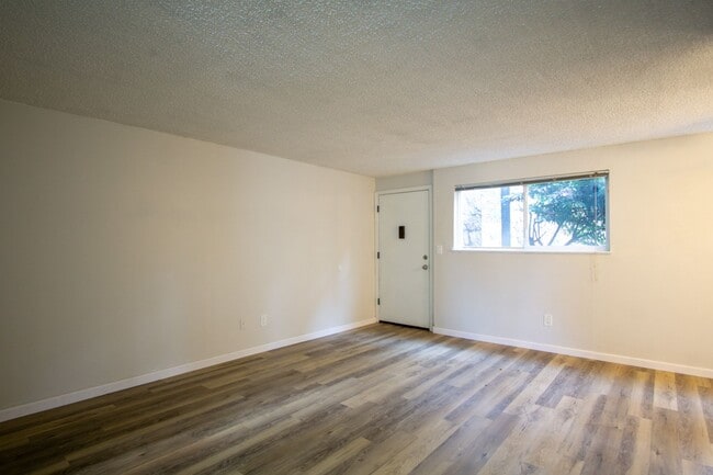 Building Photo - *1 MONTH FREE* Ground Floor 2 Bdr Close to the Heart of Multnomah Village!