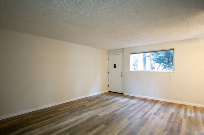 Building Photo - Ground Floor 2 Bdr Close to the Heart of Multnomah Village!