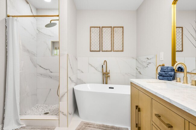 Foto del edificio - Lakefront Luxury Retreat, 5 Beds, 3 Baths, Quiet Gated Community.